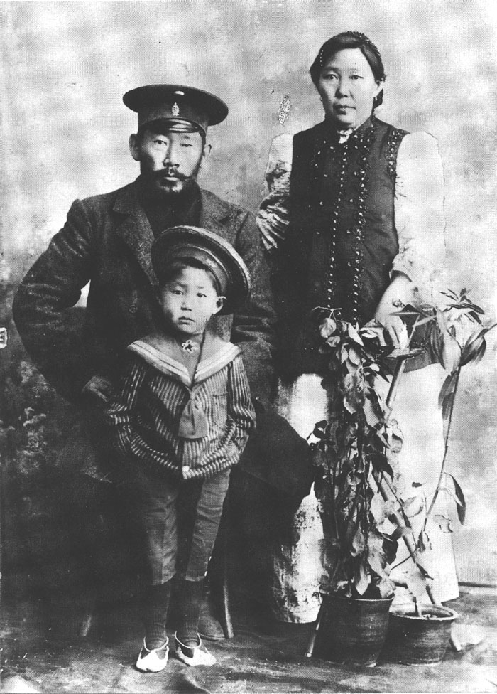 А.Е.Кулаковский с женой Евдокией Ивановной и сыном Алешей. 1915 г.