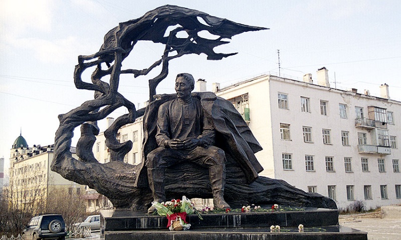 Памятник А.Е.Кулаковскому на площади Дружбы народов в г. Якутске